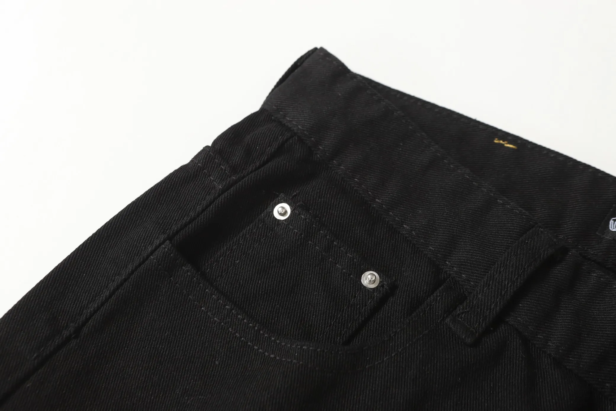 P256 Actual photo [High quality] Coding: LH007 Color: Picture color Size: S to XXXL - Chrome Hearts/Chrome Hearts Classic colored leather cross washed color cloth unisex denim trousers - Vibe style straight stacked god-level version - Carbon fine bias denim color cloth - Old vintage complete set of hardware - Chrome Hearts high version uses high ounce custom fabrics, enzyme washing and soft color fixation, soft and thick to wear The details are all produced by pure hand polishing and craftsmanship. All-over jacquard fabrics have unique design styles. Multiple processes create a full retro feel. Niche unique non-colliding shirts. Customized old spray-painted buttons. Every detail is crafted with craftsmanship. Size Pants length Waist Hips Unit cm S 98 68 100 M 99 72 104 L 100 76 108 XL 101 80 112 XXL 102 84 116 XXXL 103 88 120